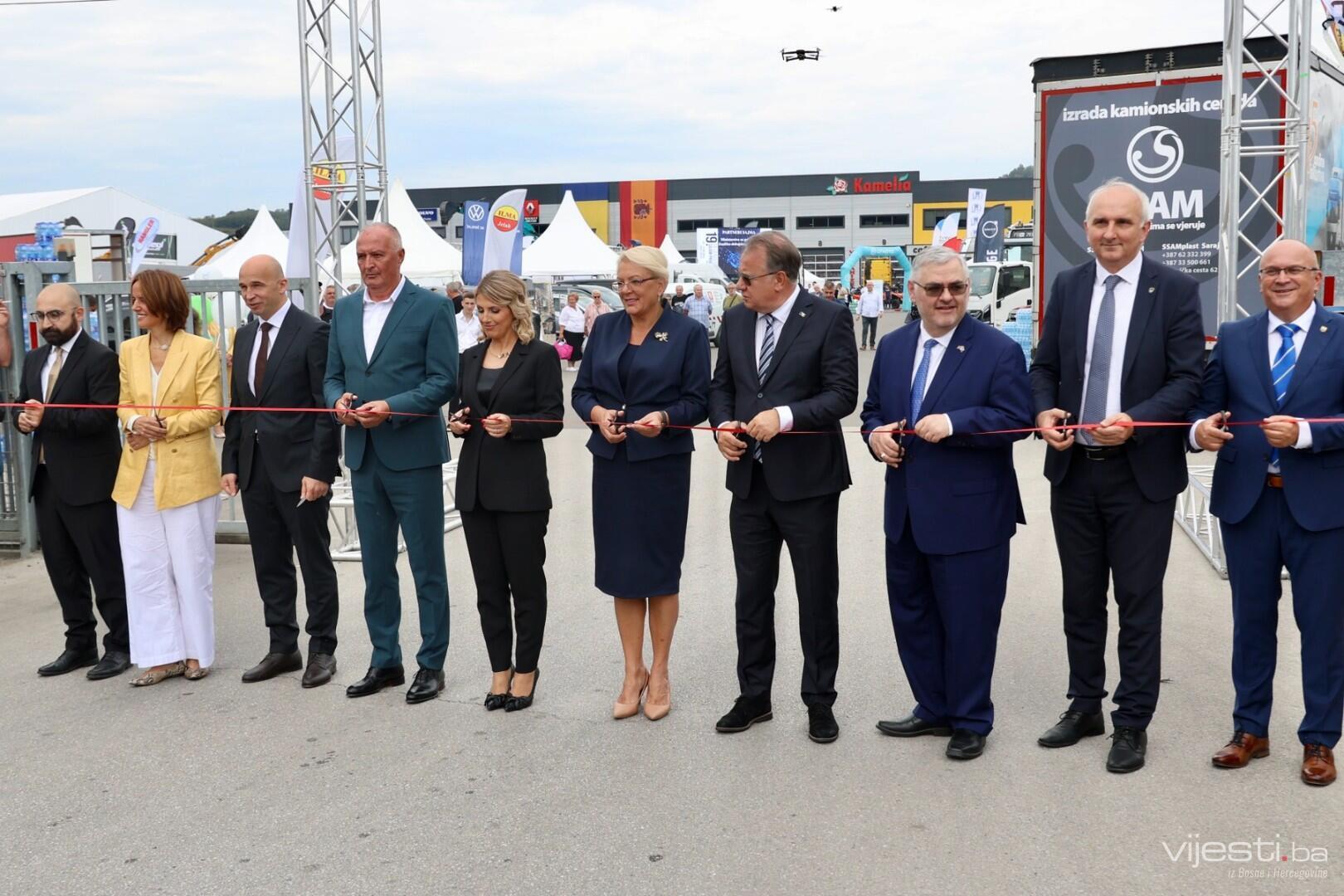 Svečano prerezana vrpca na 19. međunarodnom sajmu privrede u Tešnju