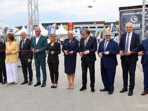 Svečano prerezana vrpca na 19. međunarodnom sajmu privrede u Tešnju