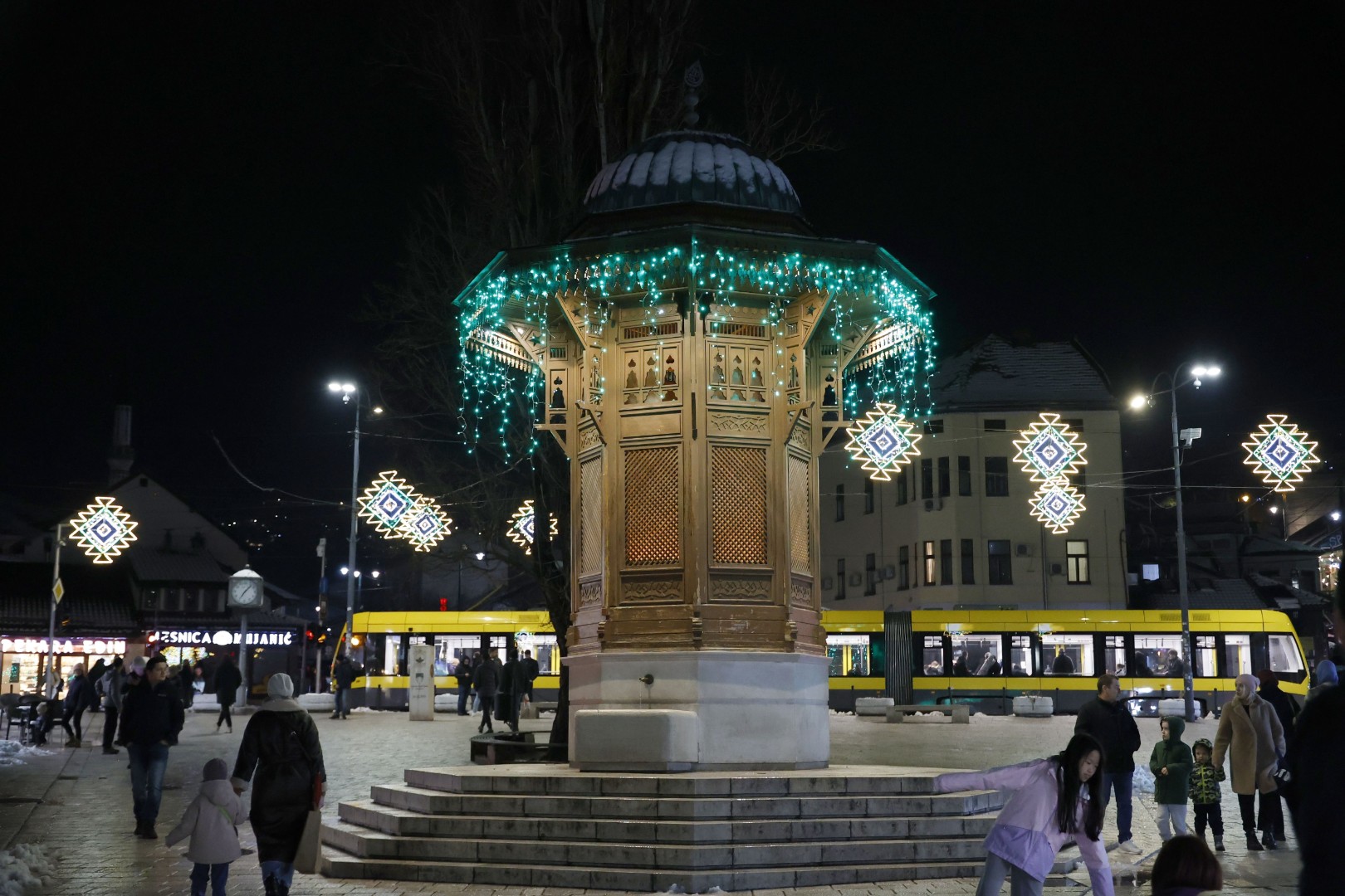 Svečano ukrašena Baščaršija spremna za dolazak ramazana