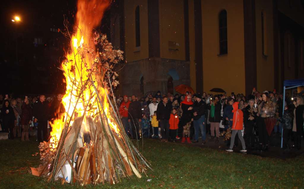 Svečanom liturgijom i paljenjem Badnjaka počelo obilježavanje Božića u Zenici