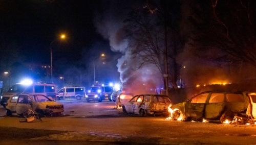Švedska ne miruje - gorjeli automobili, letjelo kamenje