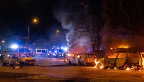Švedska ne miruje - gorjeli automobili, letjelo kamenje