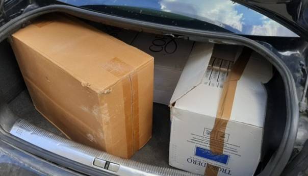 Švercovao robu u Passatu: Oduzeto 2.000 paklica cigareta