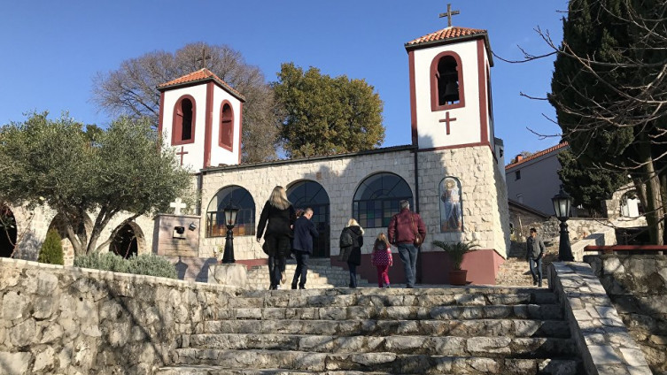 Sveštenici SPC-a pod nadzorom nakon povratka iz Kine
