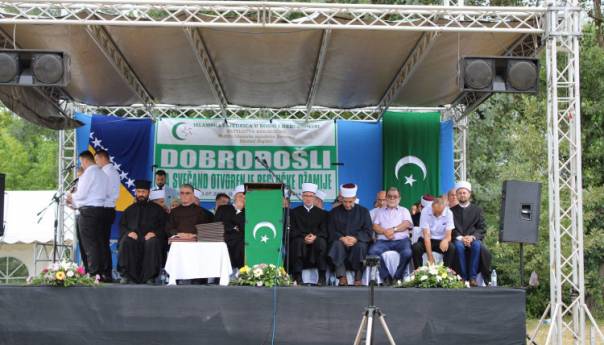 Sveštenik i fratar na otvorenju Bijele džamije