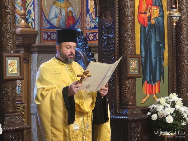 Sveštenik Miniću i ministrima: Ako se u kolo hvatate, onda i igrajte