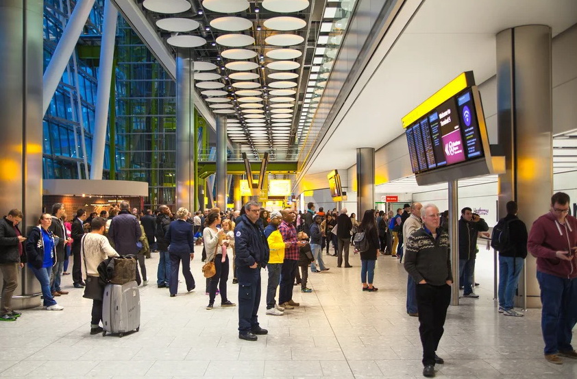 Svi koji ulaze u Veliku Britaniju morat će se samoizolirati dvije sedmice