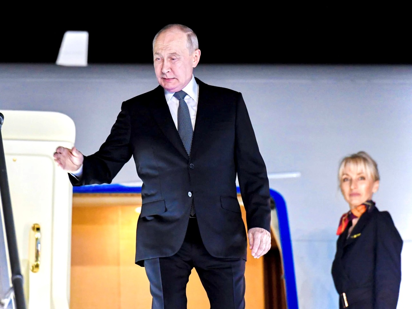 Svi pričaju o Putinovom potezu: Snimak sa stjuardesom zapalio društvene mreže