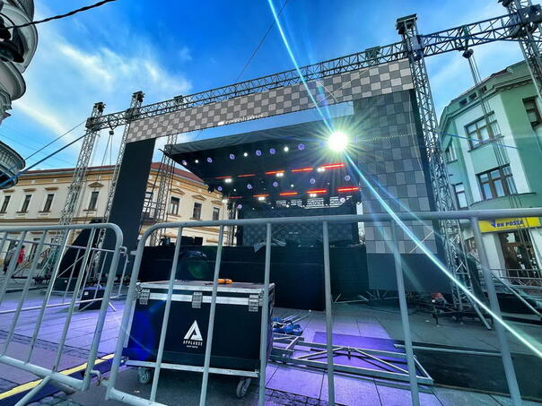 Svi putevi vode u Brčko: Postavlja se impresivna bina na kojoj će nastupiti Halid Bešlić