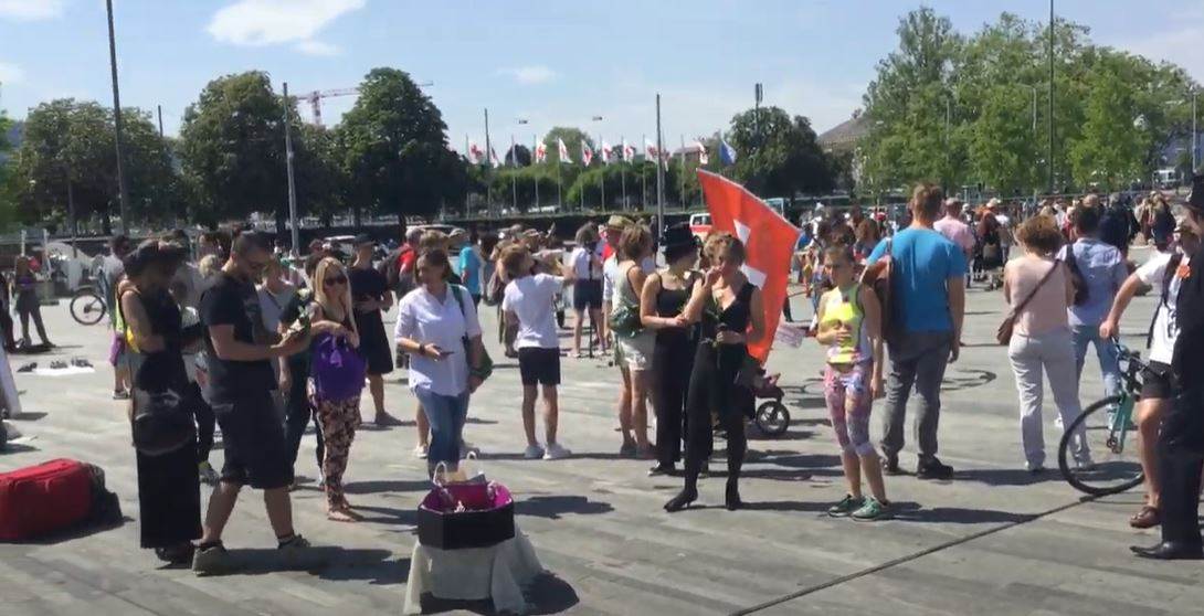 Švicarci protestuju: Protiv ograničenja kretanja, Švedska djeluje dobro kao i mi