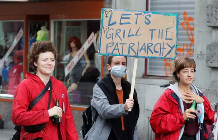 Švicarske žene na protestu zbog porodičnog nasilja i razlike u plaćama