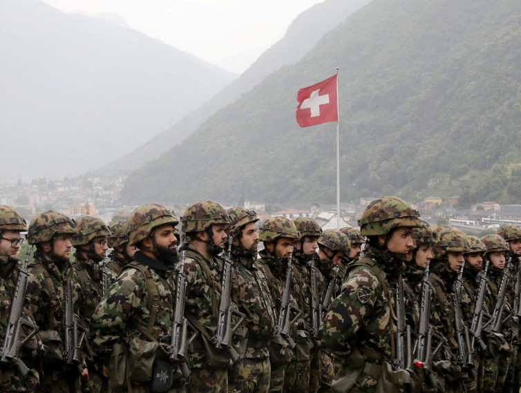 Švicarski minister poziva k sprostitvi izvoza orožja zaradi krepitve mednarodne varnosti