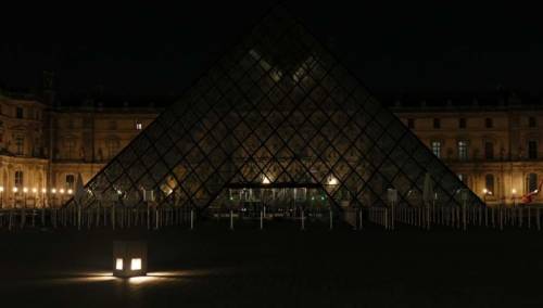 Svjetla piramide muzeja Louvre ugašena ranije zbog štednje energije