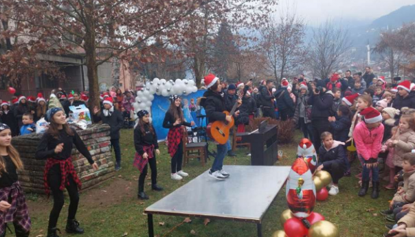 „Svjetlo grada“ u Goraždu organiziralo veliku novogodišnju zabavu na otvorenom