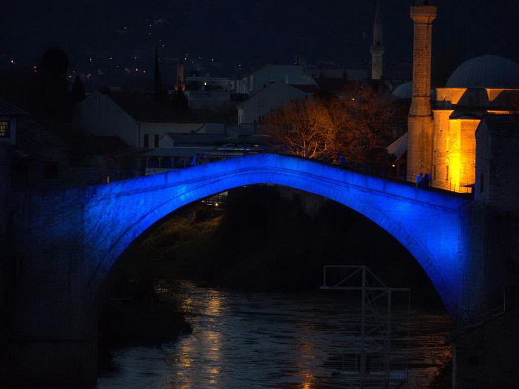 Svjetlo za autizam: Stari Most u plavom