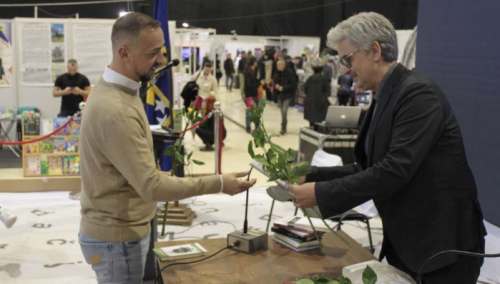 Svjetski dan knjiga i autorskih prava: Na sarajevskom Sajmu 33 ruže za 33 knjige