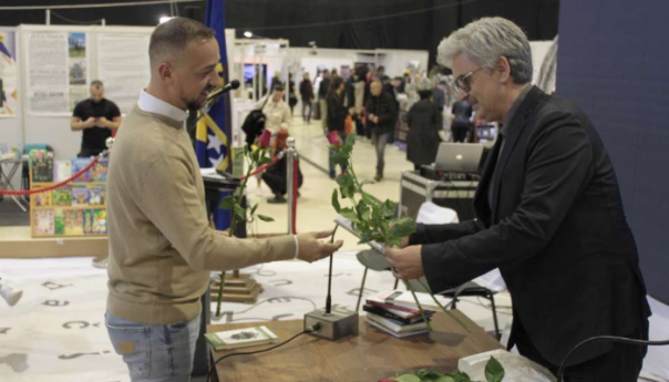 Svjetski dan knjiga i autorskih prava: Na sarajevskom Sajmu 33 ruže za 33 knjige