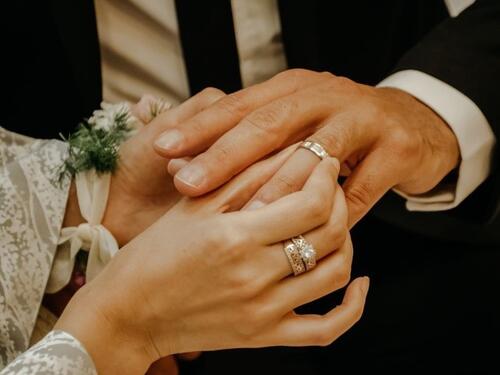 Svjetski dan vjenčanog prstena: Zašto se nosi na 'četvrtom' prstu?