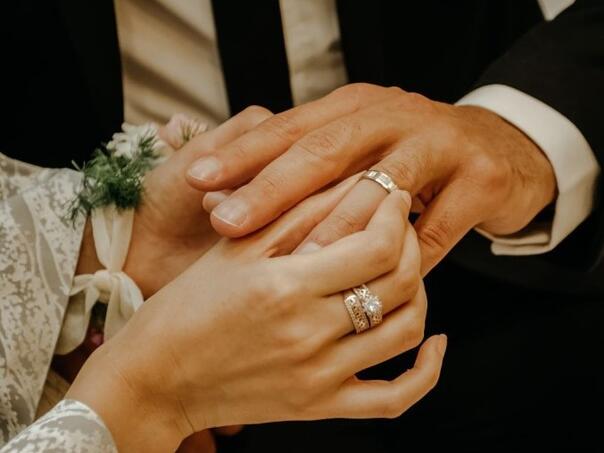 Svjetski dan vjenčanog prstena: Zašto se nosi na 'četvrtom' prstu?