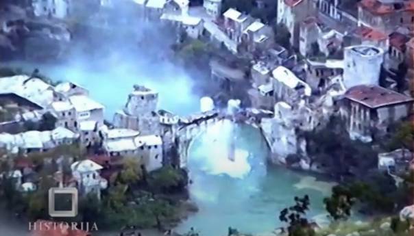 Svjetski ekskluziv: Objavljen novi snimak rušenja Starog mosta, snimljen s položaja HVO-a!