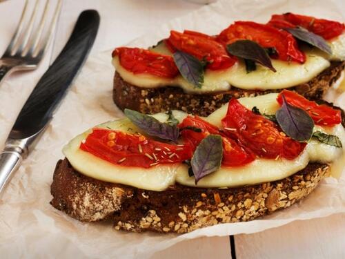 Svježi paradajz i burrata u savršenom spoju – vaš novi omiljeni tost