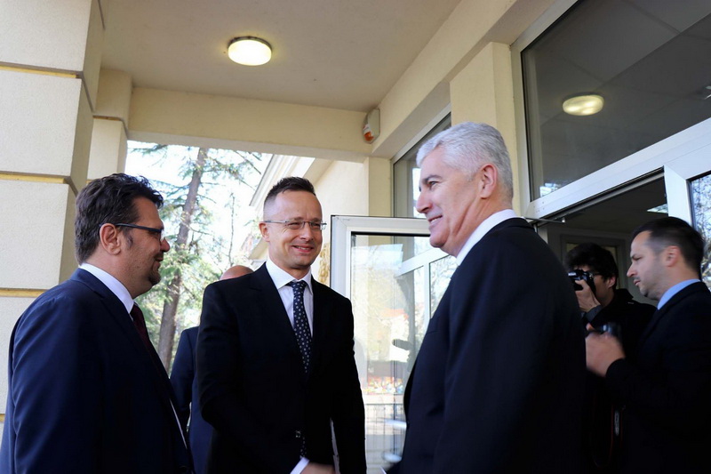 Szijjarto: Molim EU da razgovara s Dodikom, podrška Čoviću