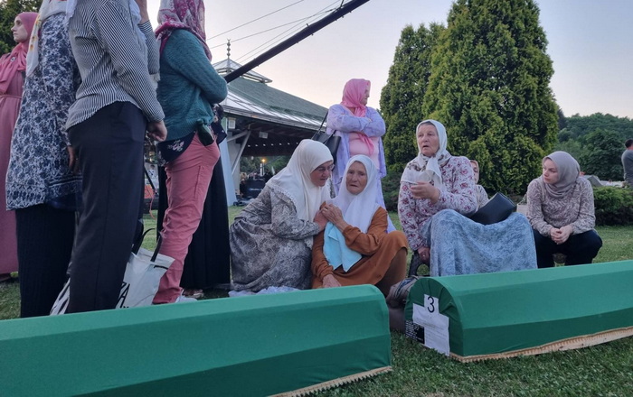 Tabuti 30 žrtava srebreničkog genocida preneseni na rukama