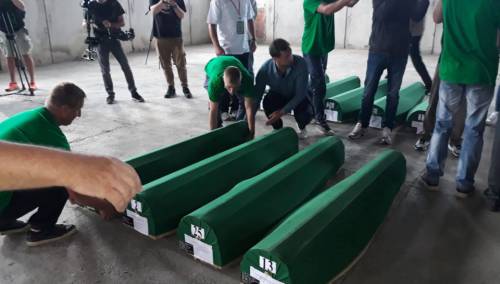 Tabuti s posmrtnim ostacima 50 žrtava genocida stigli u Potočare