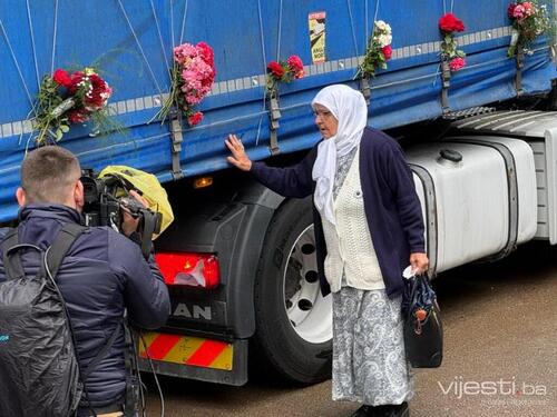 Tabuti s posmrtnim ostacima žrtava genocida u Srebrenici ispraćeni iz Visokog