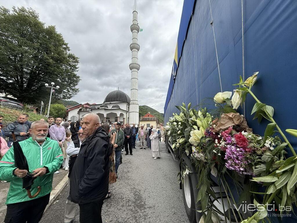Tabuti sa žrtvama genocida stigli u Srebrenicu