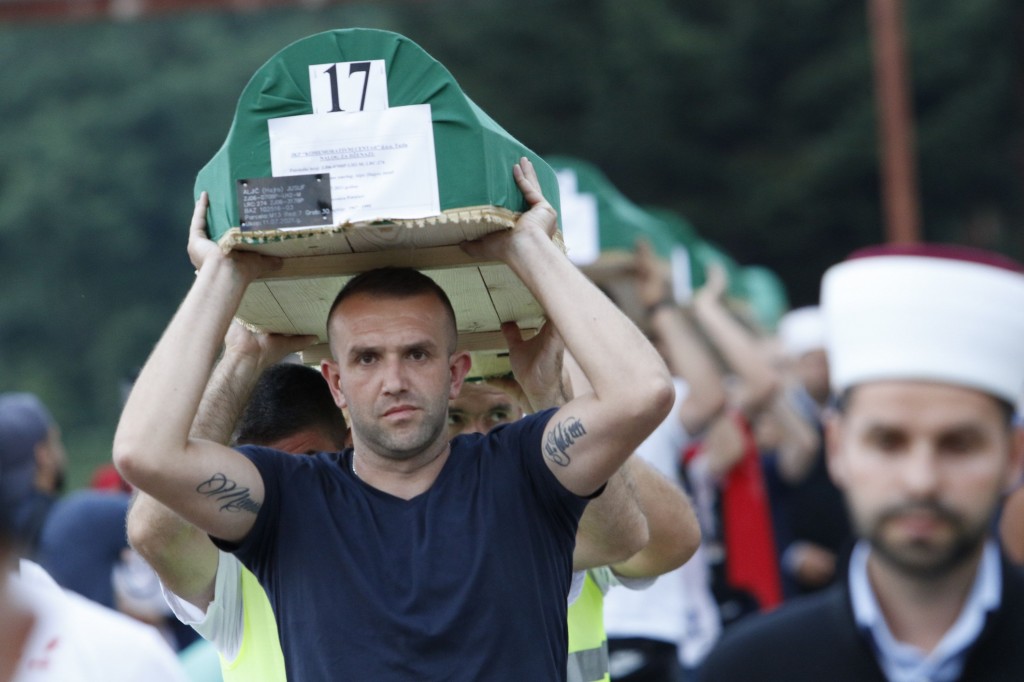 Tabuti žrtava genocida izneseni na musalu Memorijalnog centra