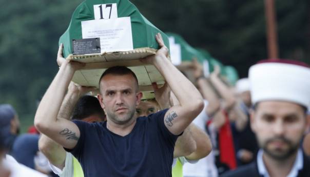 Tabuti žrtava genocida izneseni na musalu Memorijalnog centra