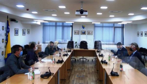 Tadić i Holliday o traženju nestalih osoba i jačanju kapaciteta BiH na tom planu