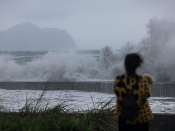 Tajfun Haikui pogodio Kinu, tri osobe nestale