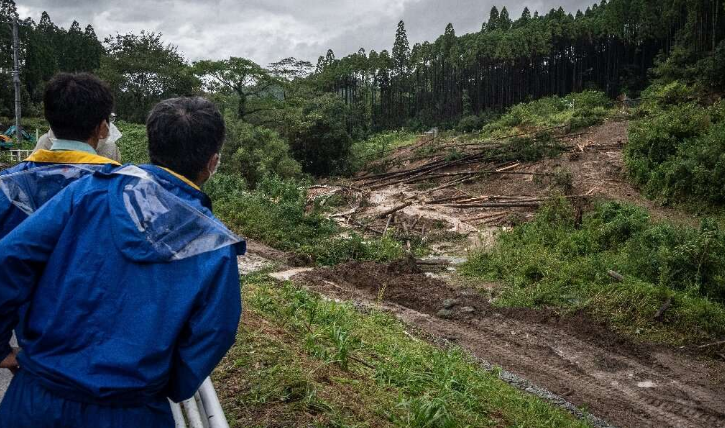 Tajfun Khanun donio obilne kiše i jake vjetrove Japanu i Južnoj Koreji