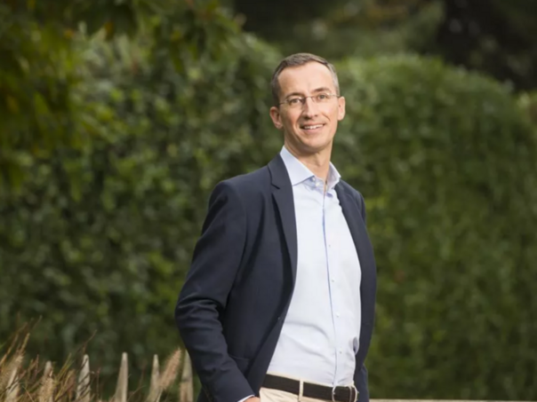 Ko je milijarder koji želi oblikovati Francusku u skladu sa svojim idealima?