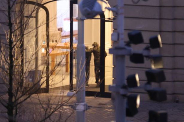 Talačka kriza u Amsterdamu: Pljačkaš zarobio ljude i drži ih na nišanu