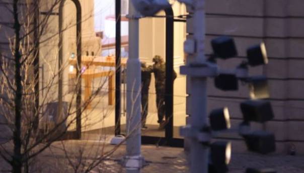 Talačka kriza u Amsterdamu: Pljačkaš zarobio ljude i drži ih na nišanu