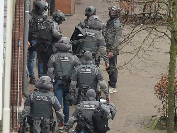 Talačka kriza u Holandiji: Naoružani muškarac drži ljude u baru, stigao i pregovarač