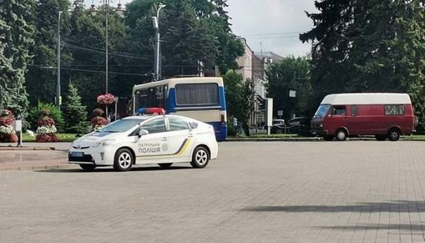 Ukrajina: Naoružani muškarac oteo autobus, 20 putnika zarobljeno