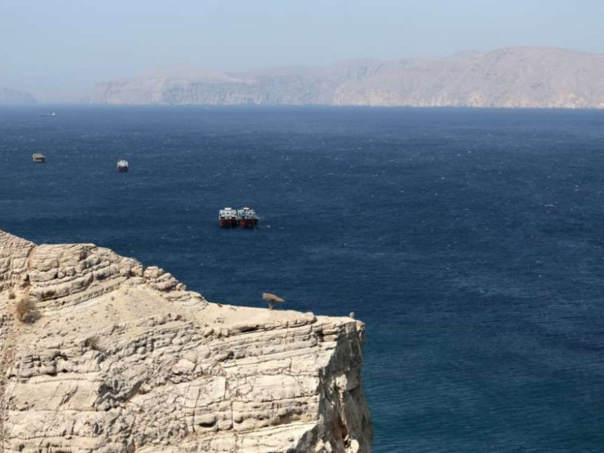 Tanker pogođen nepoznatim projektilom u Hormuškom moreuzu