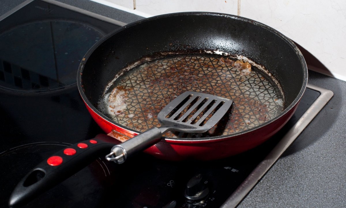 Tava vam je puna mrlja? Rješenje imate u frižideru