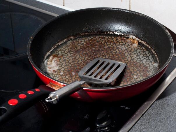 Tava vam je puna mrlja? Rješenje imate u frižideru