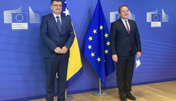 Tegeltija razgovarao sa komesarom EU Oliverom Varheljijem