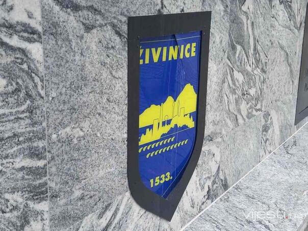 Tek što je izgrađen: Oštećen spomenik bh. ženi u Živinicama