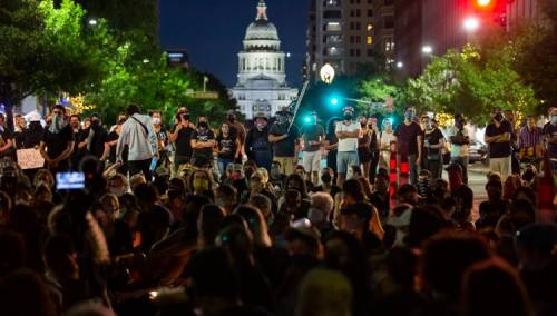 Teksas: Autom uletio među demonstrante i počeo da puca