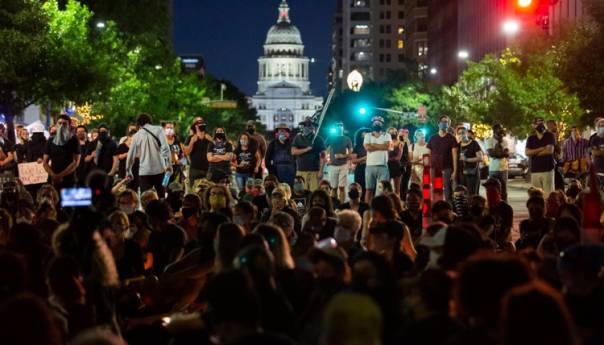 Teksas: Autom uletio među demonstrante i počeo da puca