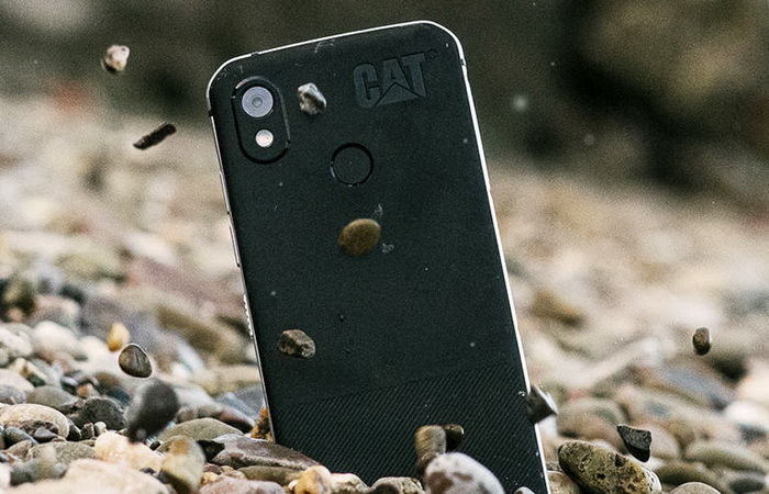 Telefon otporan na padove i radi pod vodom