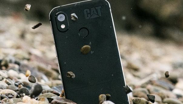 Telefon otporan na padove i radi pod vodom