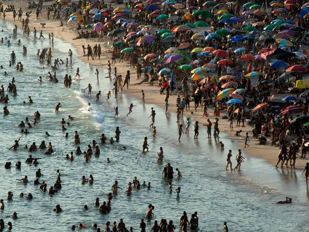 Temperatura u Riju dostigla čak 62 stepena, ljudi 'bježali' na plažu